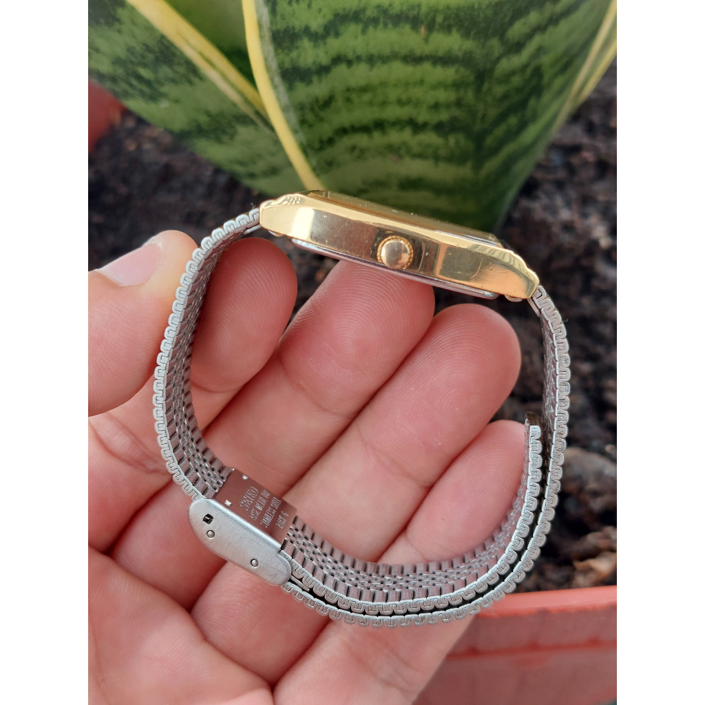 Đồng hồ nam Seiko mặt tank sọc vàng chạy pin hàng Si