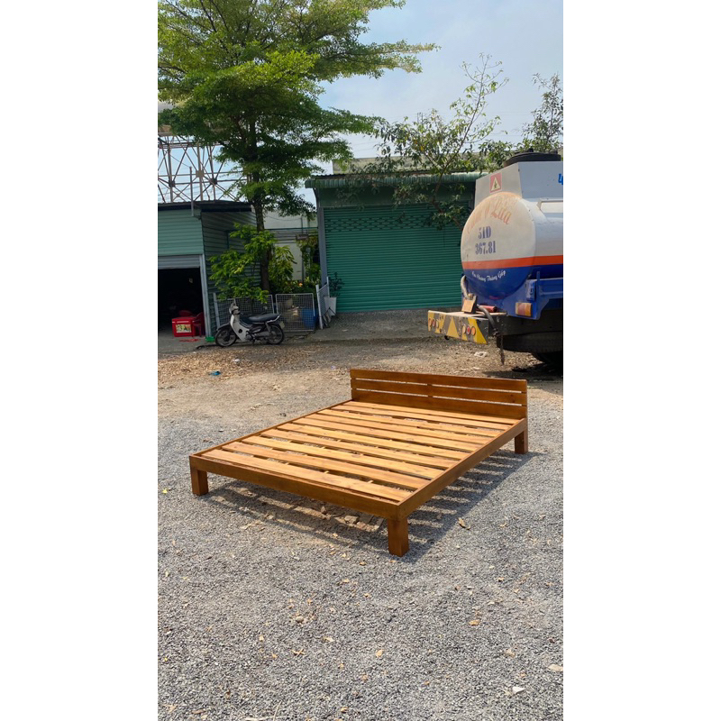 Giường gỗ thông màu óc chó cao 30cm