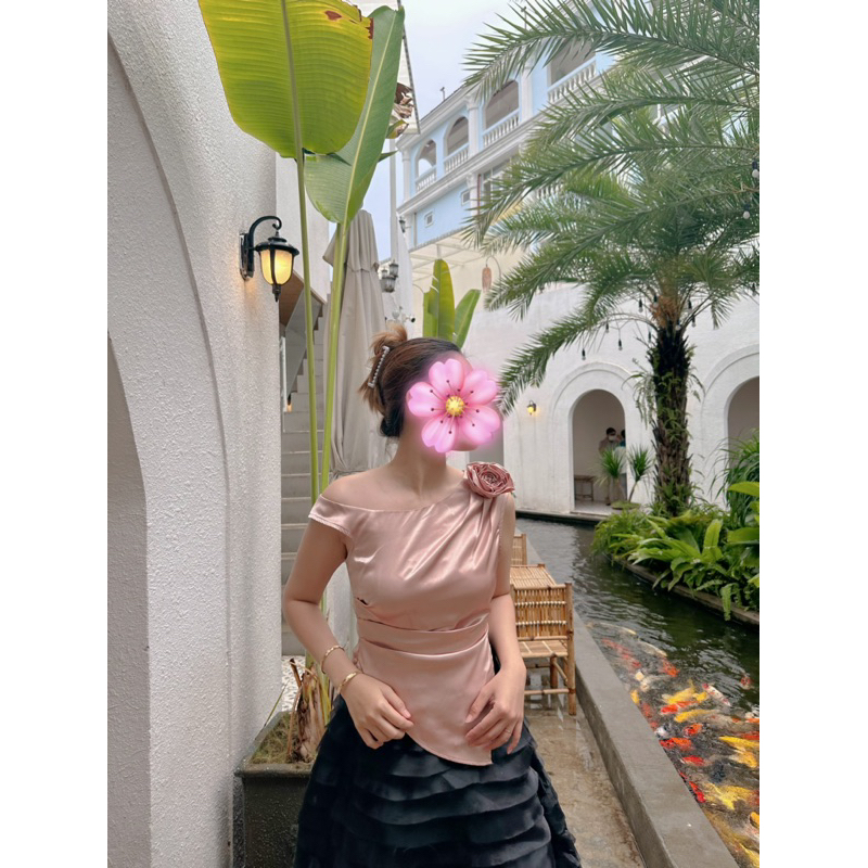 Áo lụa lệch vai kèm hoa