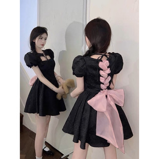 Đầm xoè đen gấm tay phồng đan dây cột nơ hồng