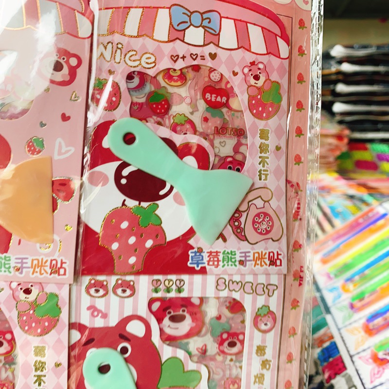 Sỉ vỉ 20 gói dán sticker gấu dâu kèm que gạt