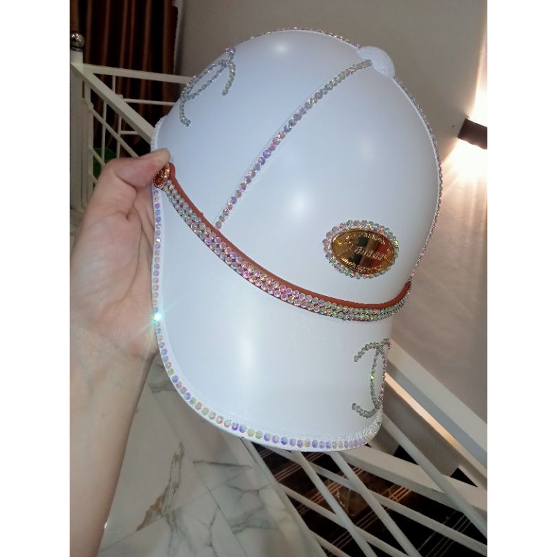 Nón bảo hiểm đính đá thủ công theo yêu cầu