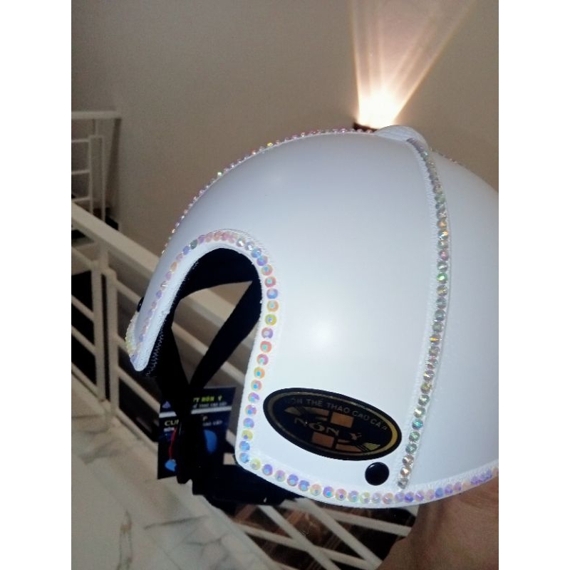 Nón bảo hiểm đính đá thủ công theo yêu cầu