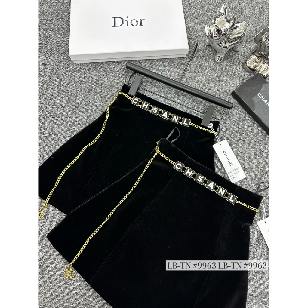 Chân váy nhung kèm dây xích siêu xinh