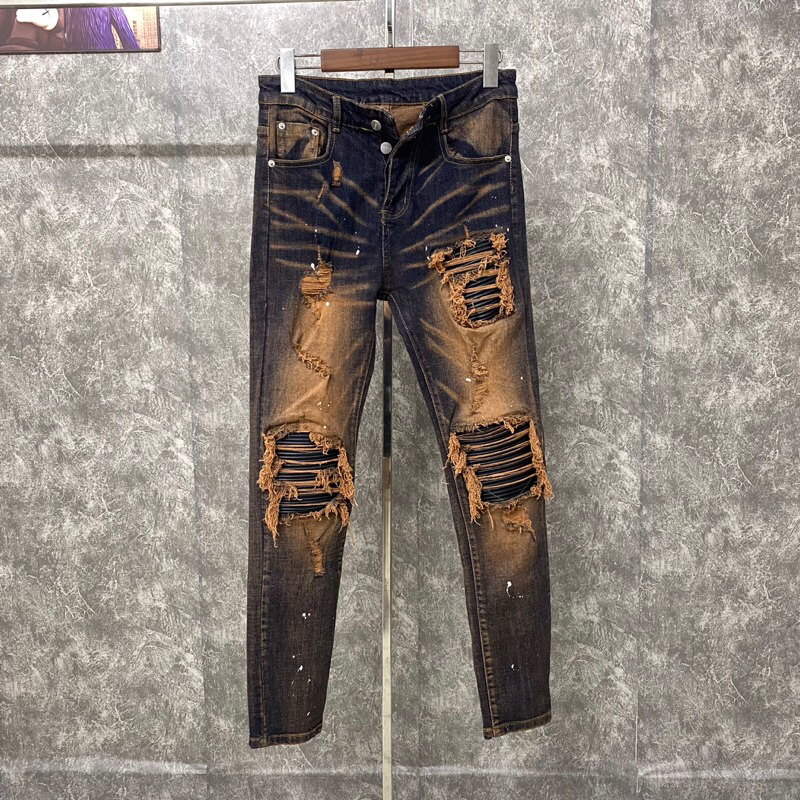 Quần jean màu nâu bẩn vá da đen cứng wash rách tua,quần bò amiri 4 cúc vá da nhăn đen chấm sơn phong cách boy phố