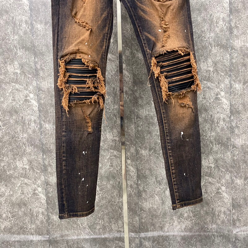 Quần jean màu nâu bẩn vá da đen cứng wash rách tua,quần bò amiri 4 cúc vá da nhăn đen chấm sơn phong cách boy phố