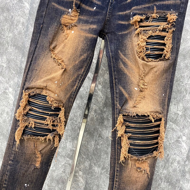 Quần jean màu nâu bẩn vá da đen cứng wash rách tua,quần bò amiri 4 cúc vá da nhăn đen chấm sơn phong cách boy phố