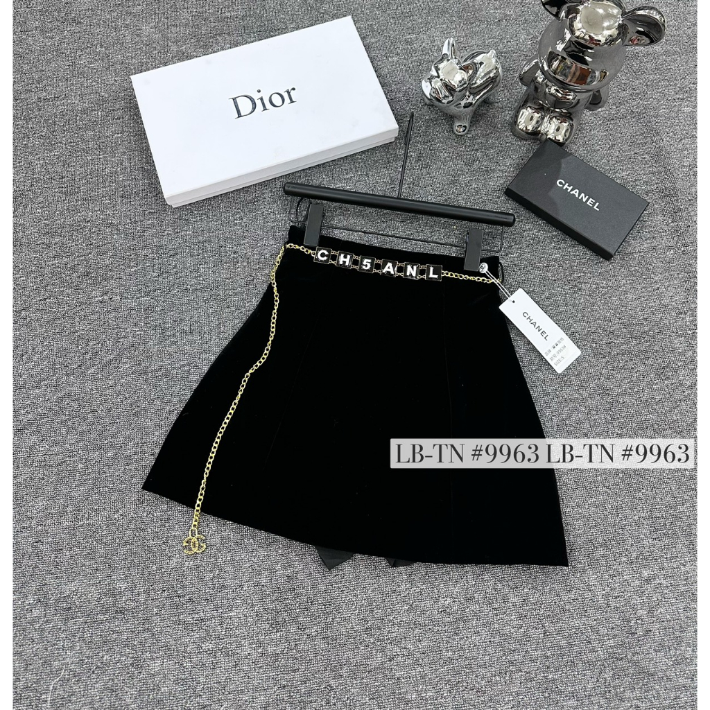 Chân váy nhung kèm dây xích siêu xinh