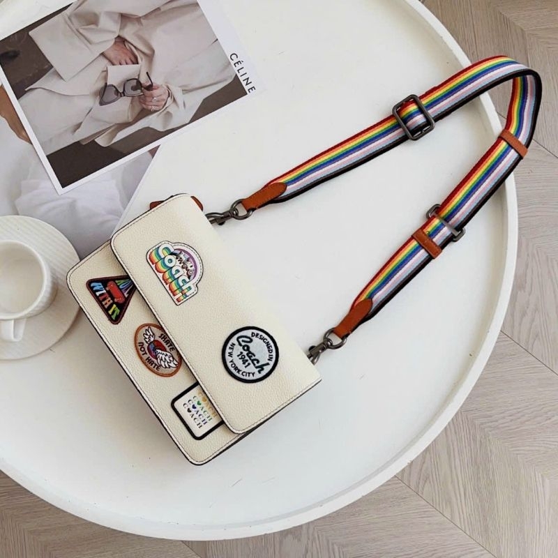COACH Turner Flap Crossbody With Patches💥đeo chéo cực sang