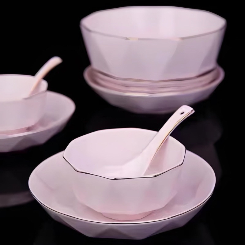 Chén ăn cơm bằng gốm sứ họa tiết kim cương màu hồng.