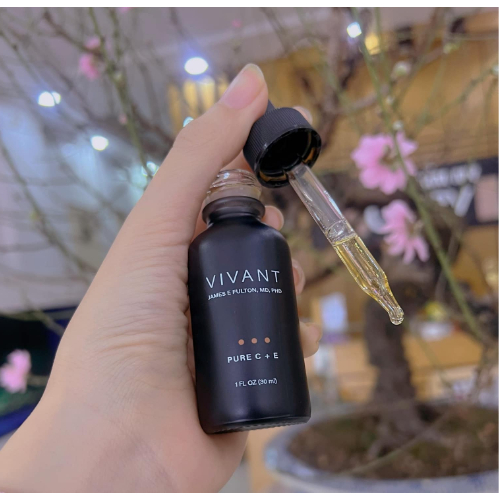 𝙎𝙚𝙧𝙪𝙢 𝙫𝙞𝙫𝙖𝙣𝙩 𝙋𝙪𝙧𝙚 𝘾 +𝙀  thúc đẩy làn da đều màu, mịn màng và tươi sáng