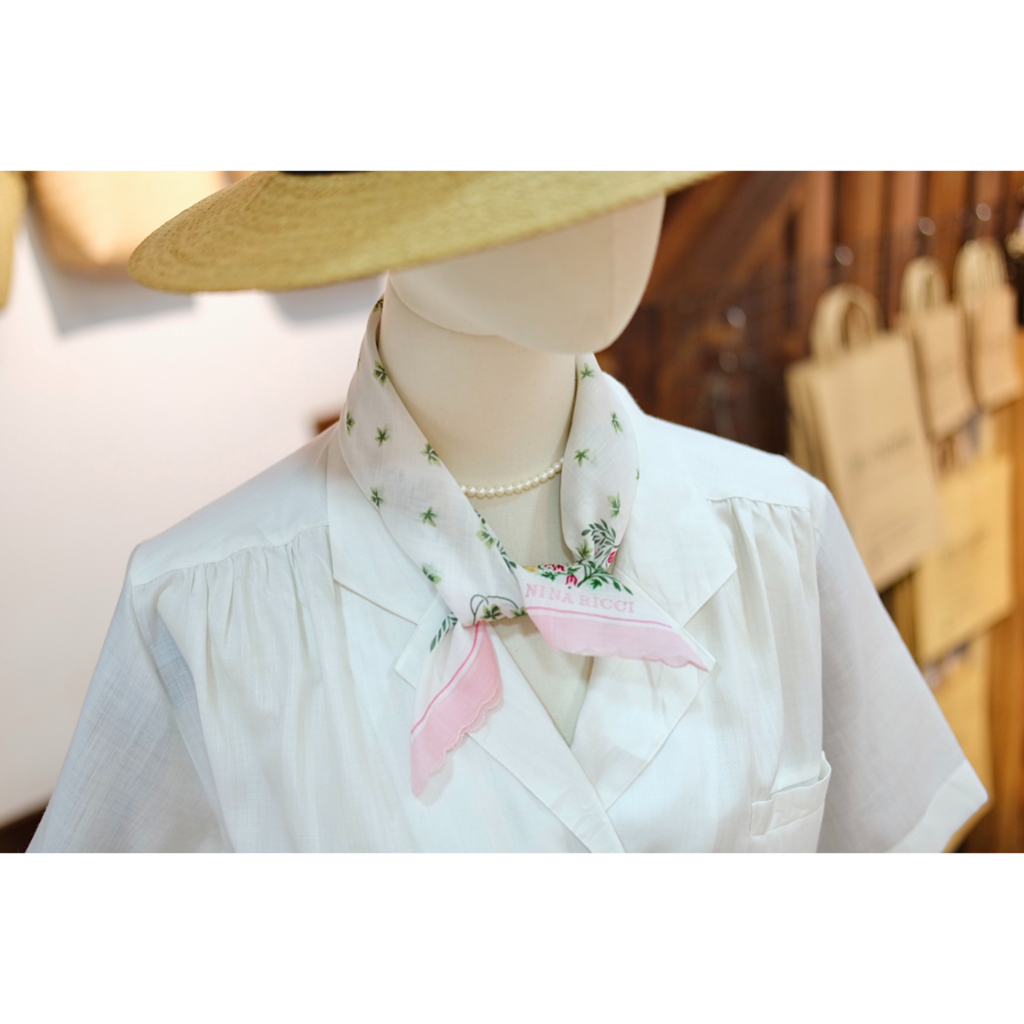 Khăn vuông vintage nina ricci hoạ tiết trẻ trung