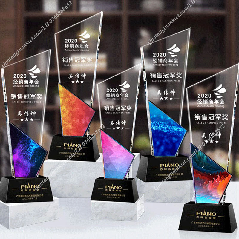 Cúp pha lê 2 thân vát in backgroud Kỷ Niệm