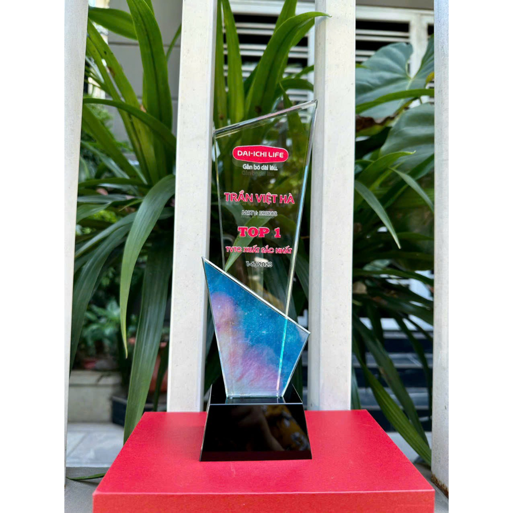 Cúp pha lê 2 thân vát in backgroud Kỷ Niệm