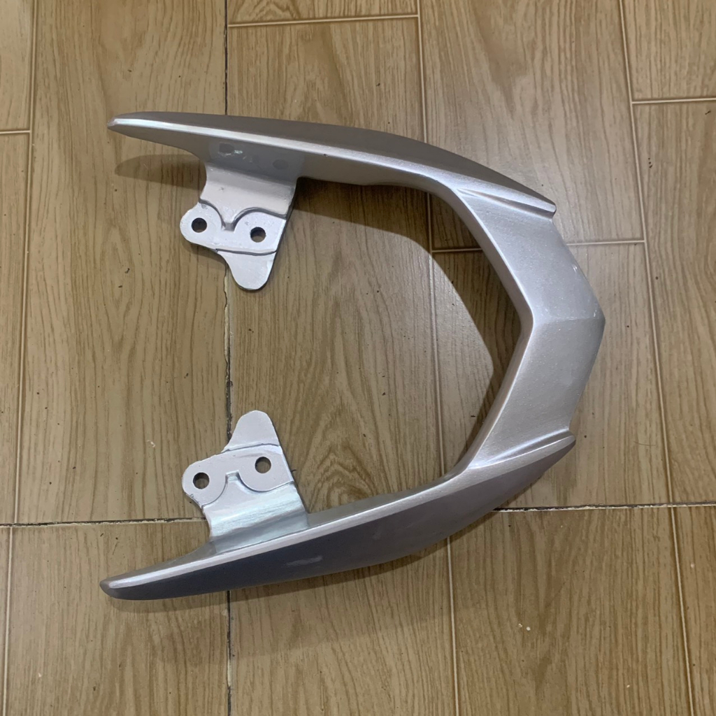 Cảng sau xe winner V1 màu bạc