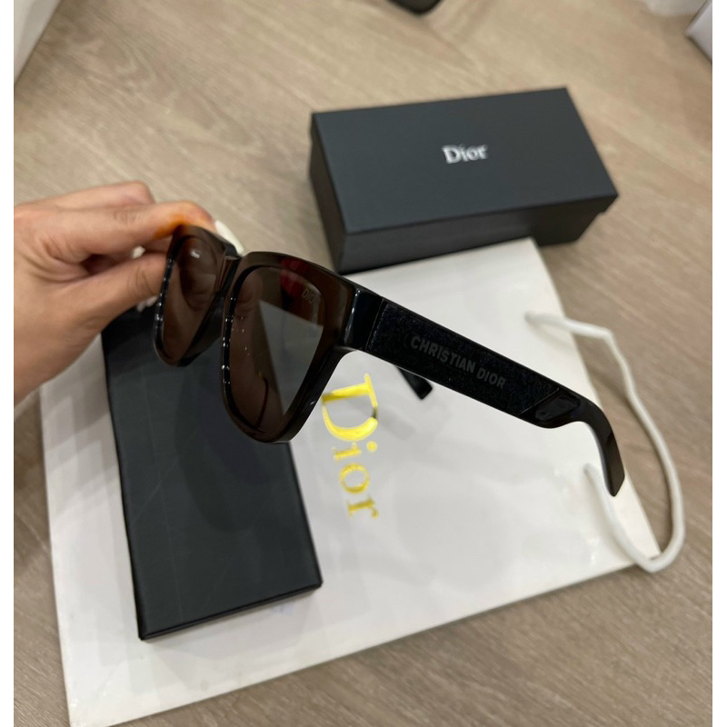 Kính dio.r đen mắt vếch bé