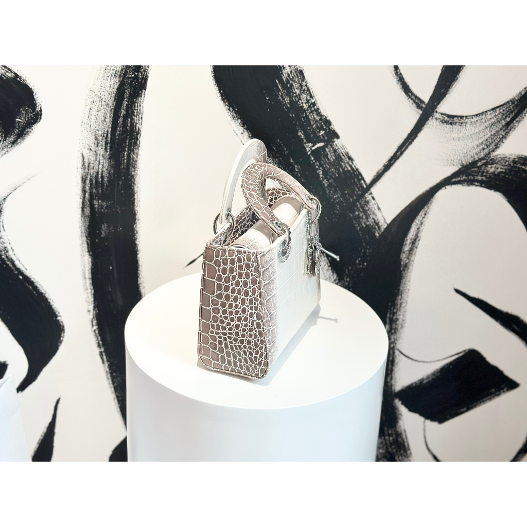 TÚI CD LADY BẠCH TẠNG SZ20 TAG ĐÁ