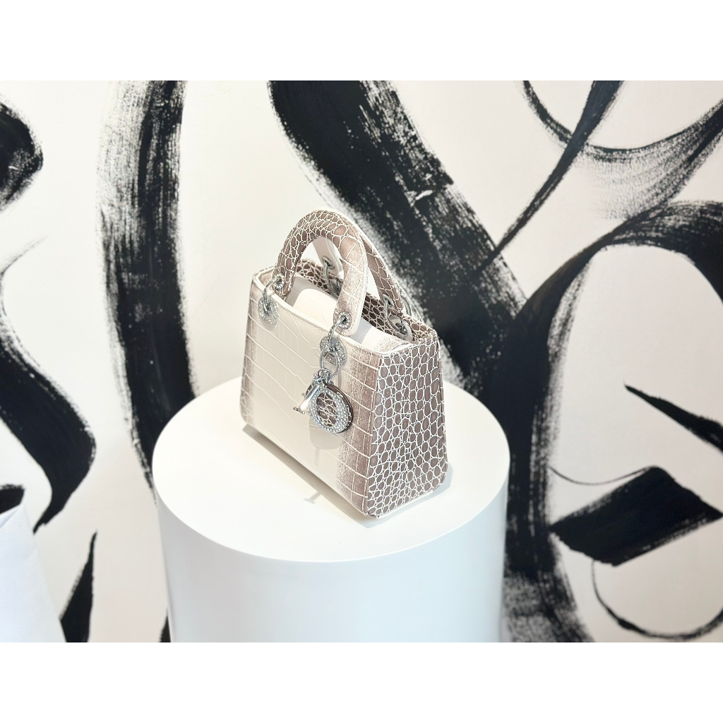 TÚI CD LADY BẠCH TẠNG SZ20 TAG ĐÁ