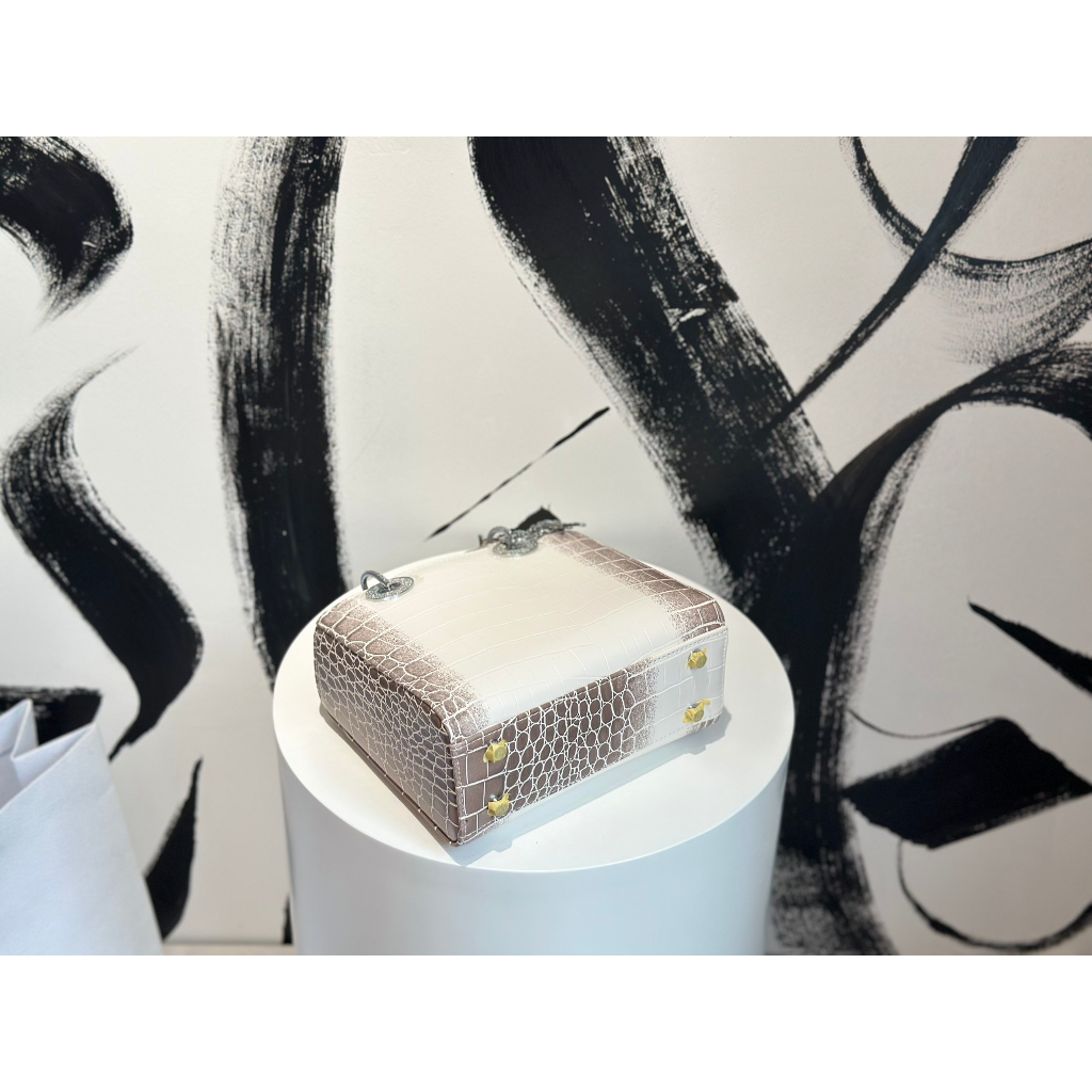 TÚI CD LADY BẠCH TẠNG SZ20 TAG ĐÁ