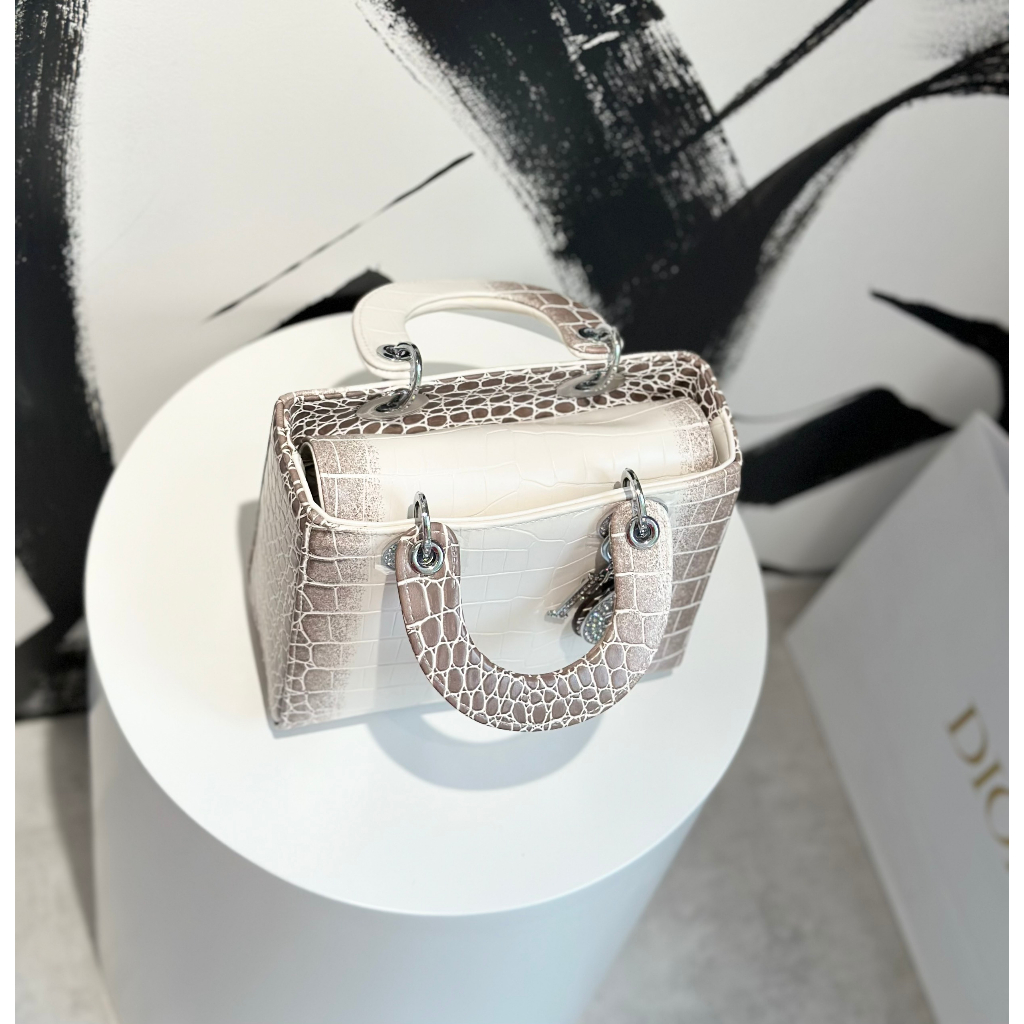 TÚI CD LADY BẠCH TẠNG SZ20 TAG ĐÁ