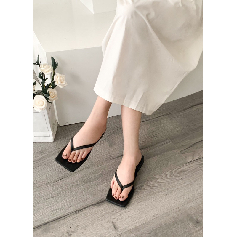 Sorami.Shoes | Dép xỏ ngón mũi vuông đế thấp, dép xỏ ngón kiểu dáng đơn giản.