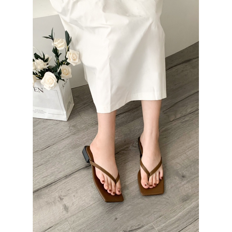 Sorami.Shoes | Dép xỏ ngón mũi vuông đế thấp, dép xỏ ngón kiểu dáng đơn giản.