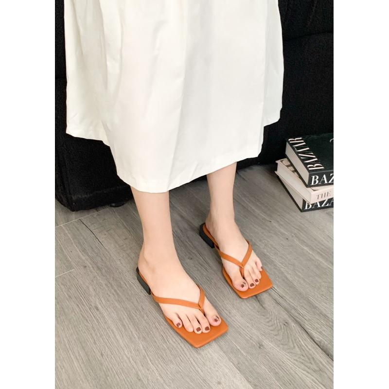 Sorami.Shoes | Dép xỏ ngón mũi vuông đế thấp, dép xỏ ngón kiểu dáng đơn giản.