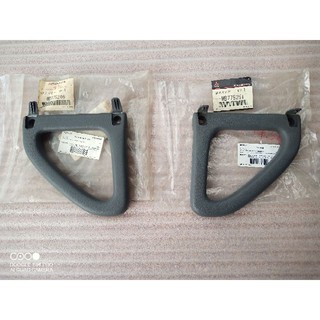 Tay nắm trần 3 góc trong xe hàng ghế thứ 2 cho pajero v31 v32 mb775246 mb775251