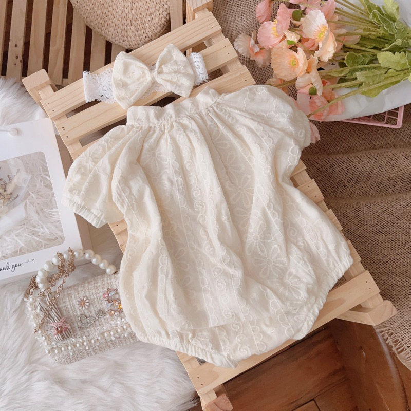 Bodysuit Cho Bé Chất Thô Boi Thêu Hoa Nổi Màu Kem Kèm Turban Nơ Ren Xinh