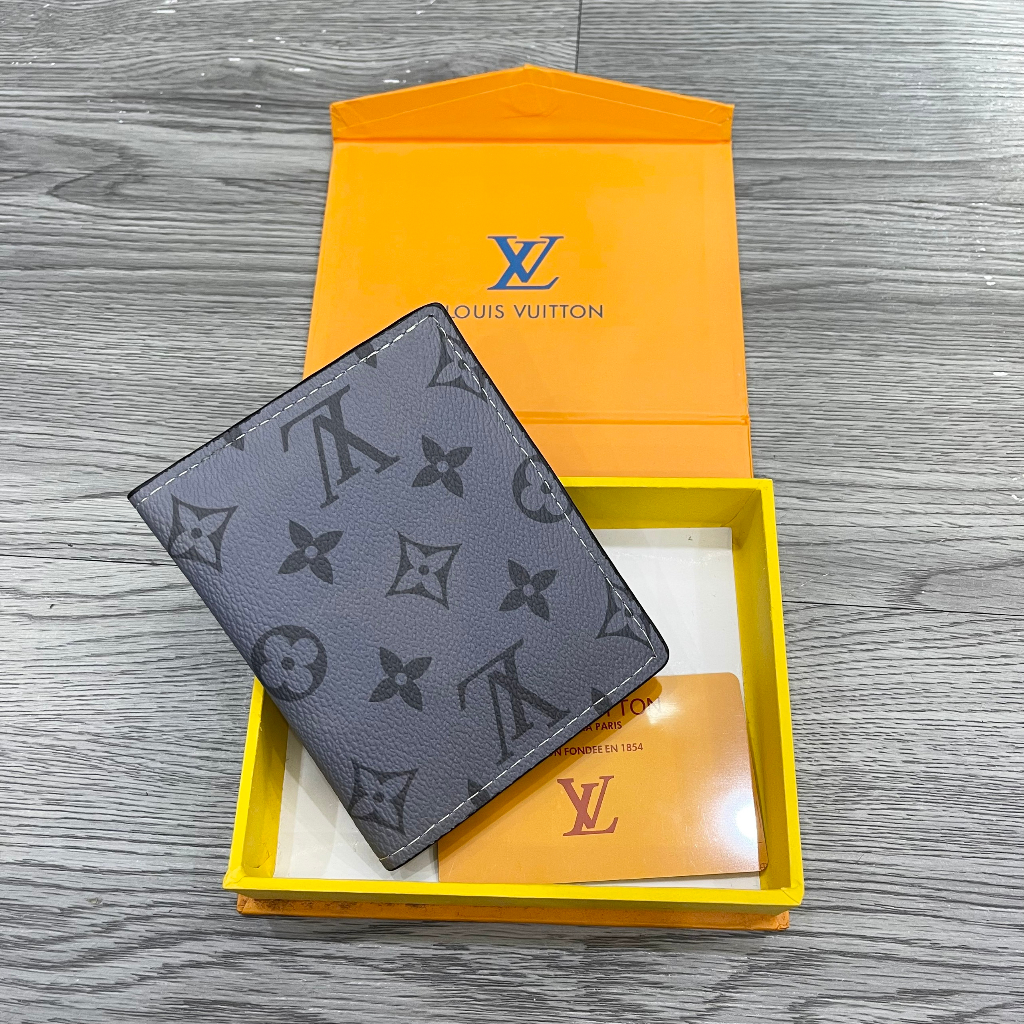 Ví da nam gập đôi dáng đứng dập hoạ tiết vân hoa chữ Eo Vì monogram xám cao cấp VD10P