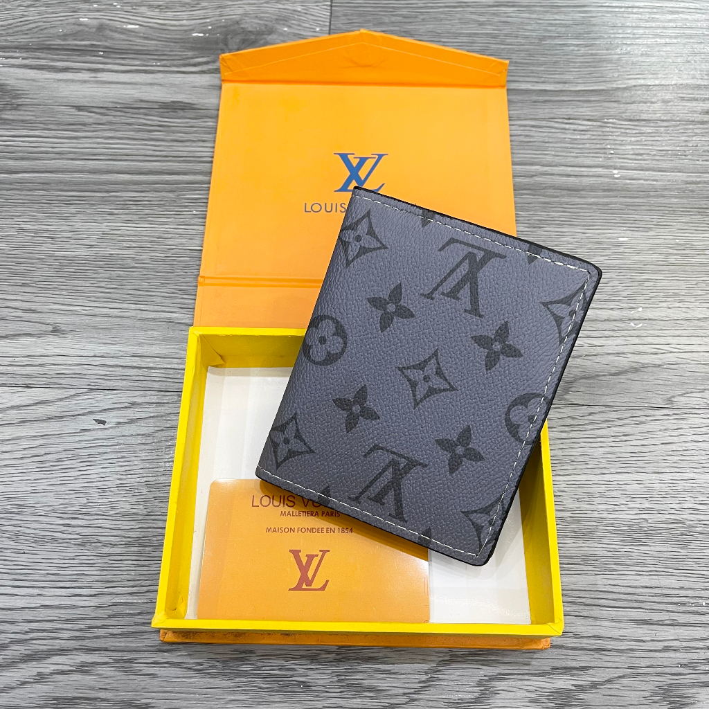 Ví da nam gập đôi dáng đứng dập hoạ tiết vân hoa chữ Eo Vì monogram xám cao cấp VD10P