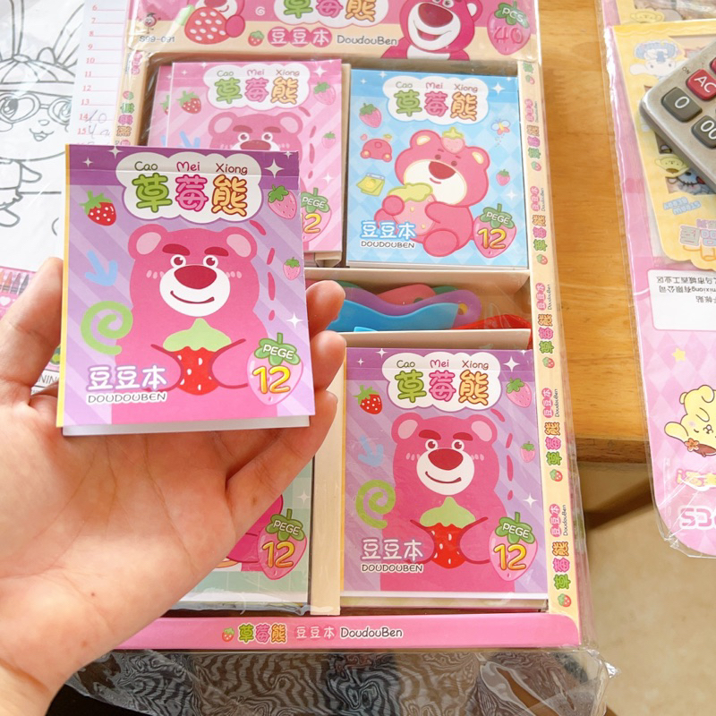 Sủ khay 40 quyển số sticker gấu dâu tặng móc khoá và que gạt