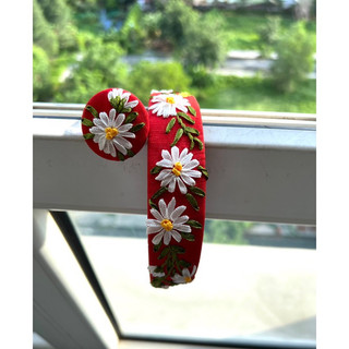 Cài tóc thêu tay Handmade by Chang (hình shop chụp)