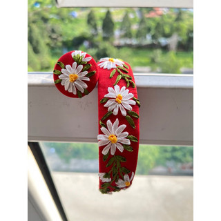 Cài tóc thêu tay Handmade by Chang (hình shop chụp)