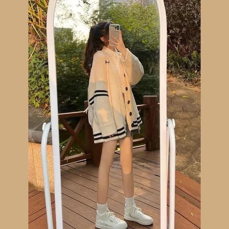 Áo khoác cardigan len màu be kem phối viền kẻ thêu chữ form rộng Quảng Châu 627