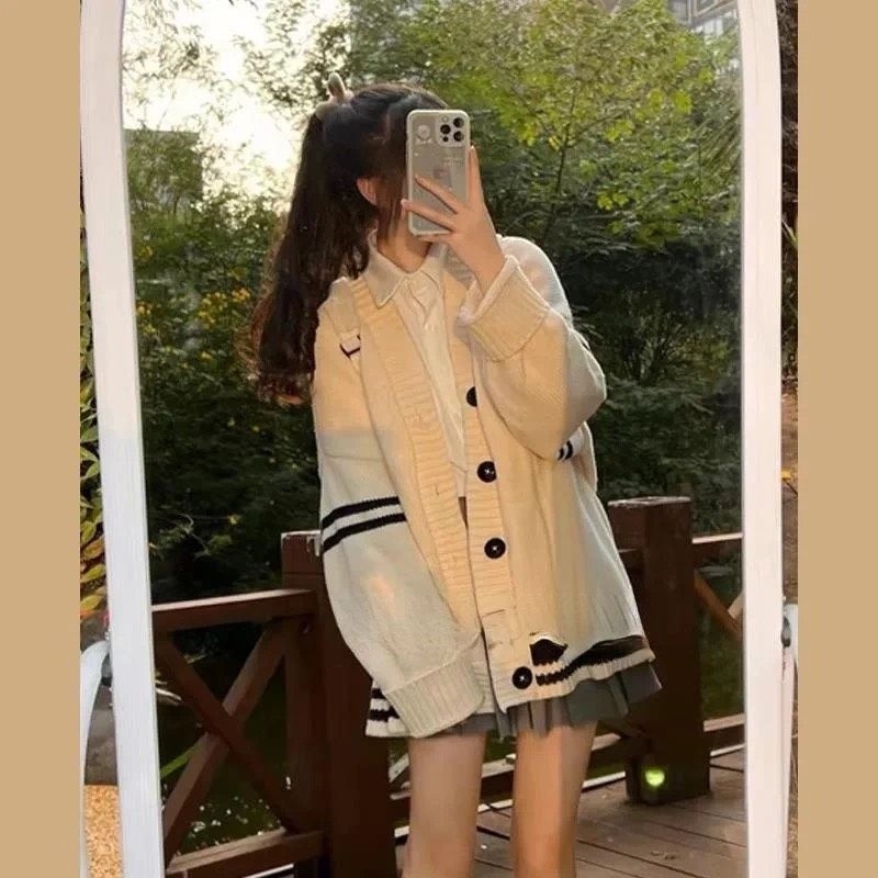 Áo khoác cardigan len màu be kem phối viền kẻ thêu chữ form rộng Quảng Châu 627