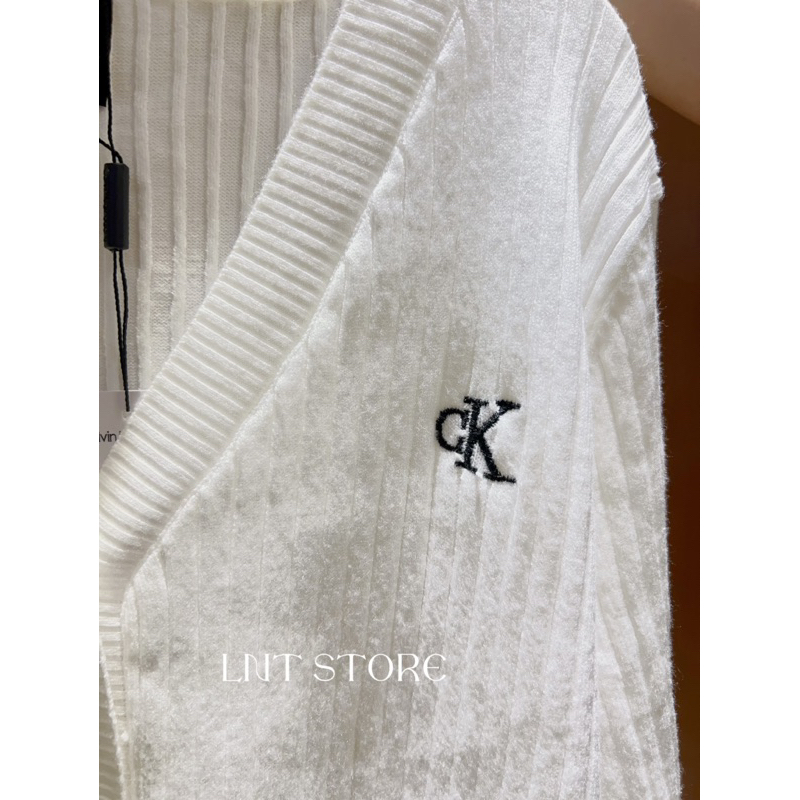 Áo Jennie mang Cardigan dệt kim CK form thụng màu trắng bản cao cấp