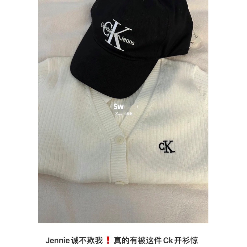Áo Jennie mang Cardigan dệt kim CK form thụng màu trắng bản cao cấp