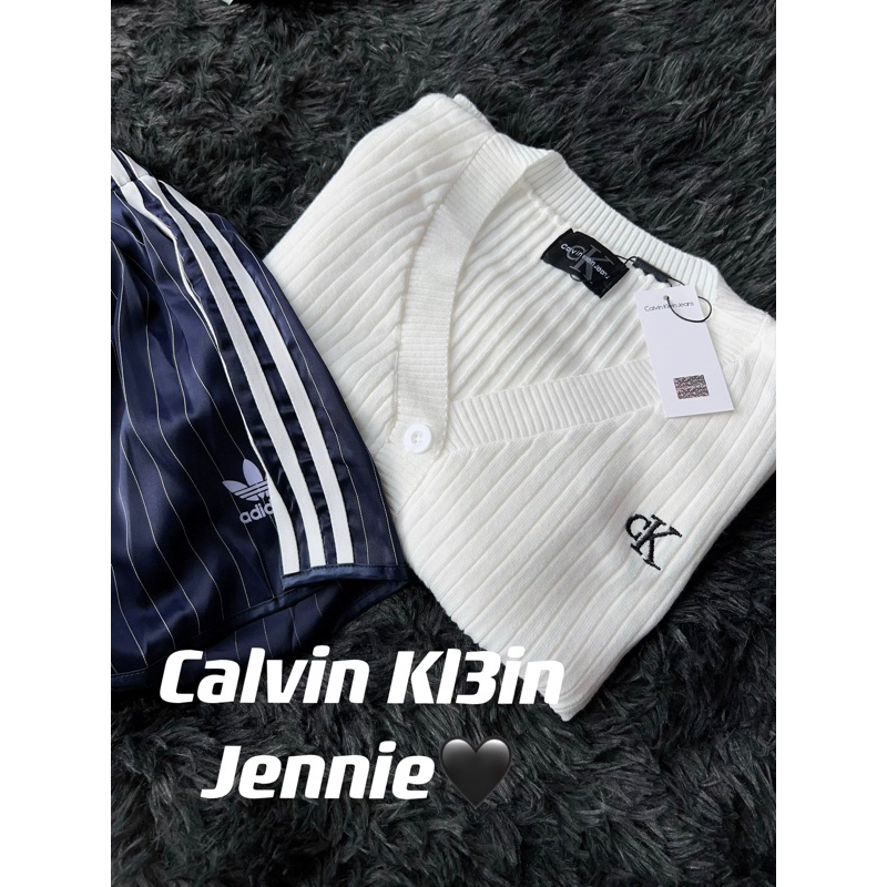 Áo Jennie mang Cardigan dệt kim CK form thụng màu trắng bản cao cấp