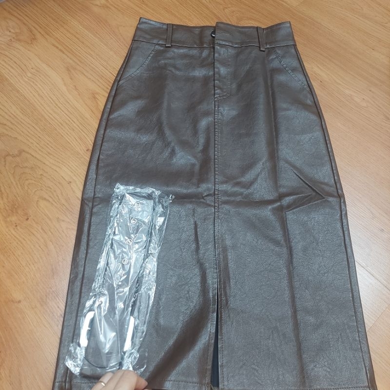 Chân váy da ôm dài , xẻ trước , kèm đai .