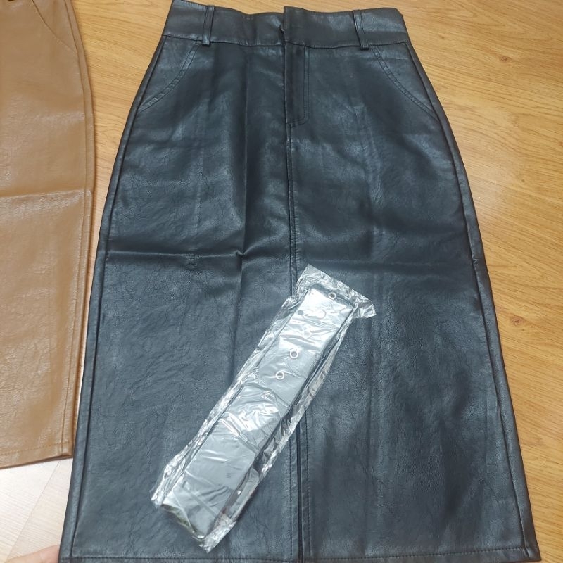 Chân váy da ôm dài , xẻ trước , kèm đai .