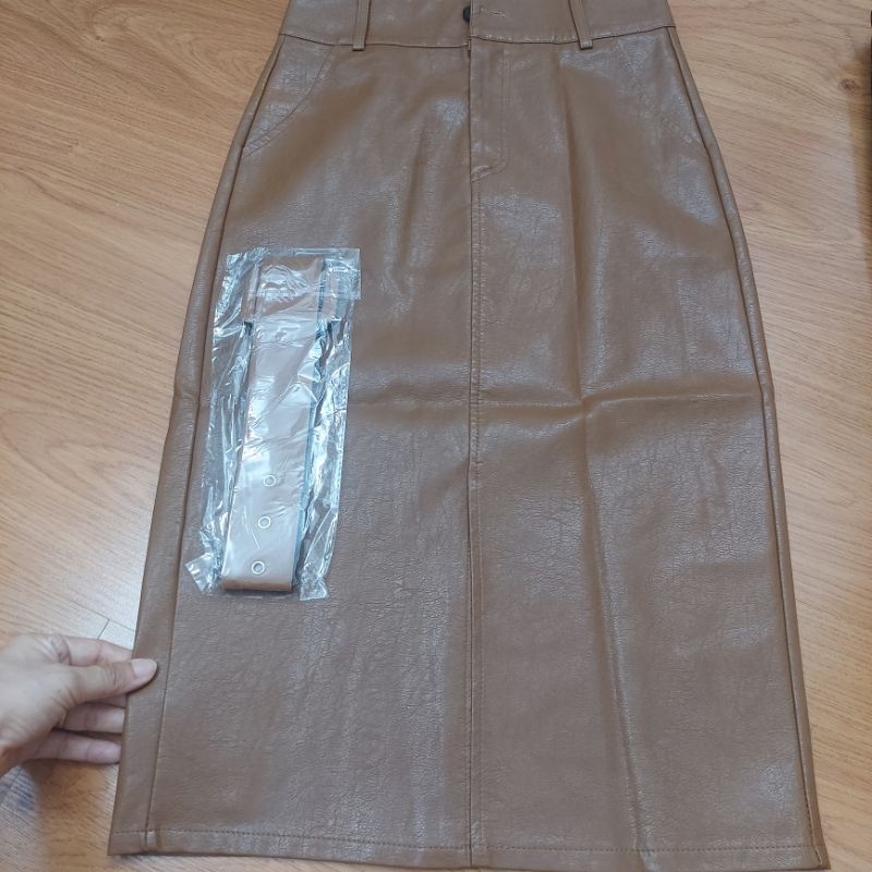 Chân váy da ôm dài , xẻ trước , kèm đai .