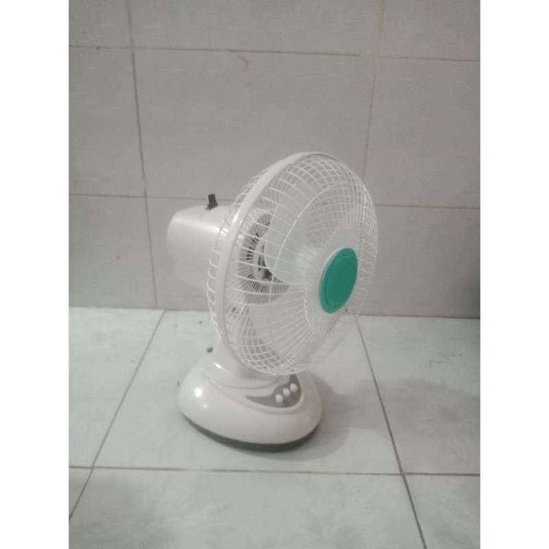 Quạt bàn b2 lồng sắt sử dụng kẹp acquy 12v