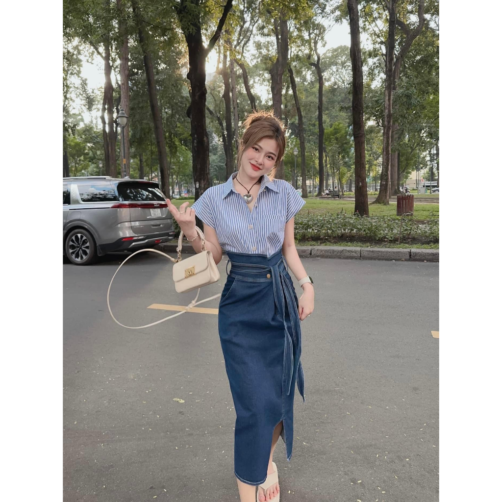 Set 2 Món: Áo Sơ Mi Cánh Dơi Phối Sọc + Chân Váy Jeans Xẻ Tà Kèm Dây Đai Với Tone Màu Xanh Thanh Lịch, Xinh Xắn