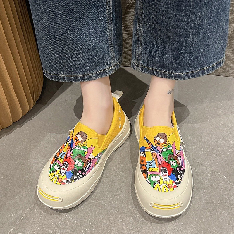 Giày lười hoạ tiết hoạt hình siêu dễ thương mới 2023