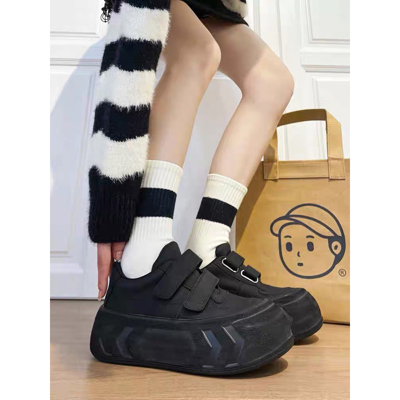 Giày thể thao đế bánh mì kiểu dáng quai dán