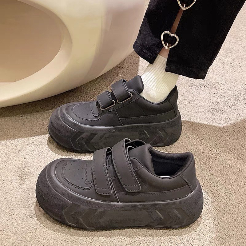 Giày thể thao đế bánh mì kiểu dáng quai dán