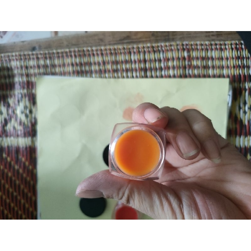 Dưỡng môi dạng hũ