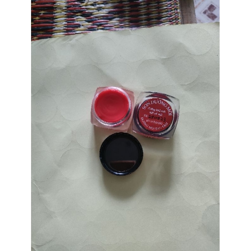 Dưỡng môi dạng hũ