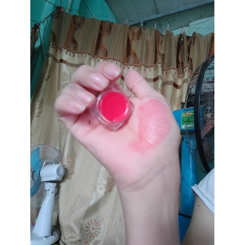 Dưỡng môi dạng hũ